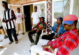 Los inmigrantes que vivían en la plaza de Catalunya, considerados refugiados