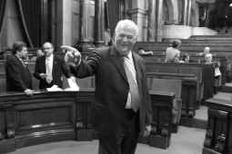 El Parlament aprueba recurrir contra la ley de horarios comerciales ante el Constitucional