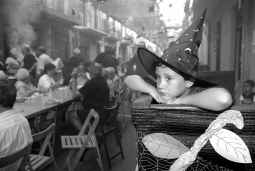 Un grupo de vecinos de Sants inició la fiesta con una sardinada