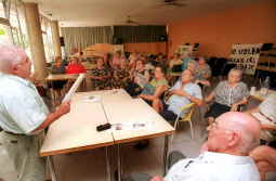 Jubilados de Cambrils se encierran en un 'casal'  para evitar que se destine a escuela de adultos