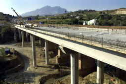 El puente avanza, las colas permanecen