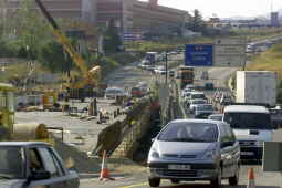 El puente avanza, las colas permanecen