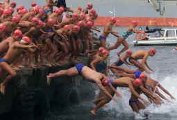 David Meca se impone en la travesía a nado del puerto barcelonés