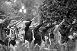 Detenidos cinco 'skins' por agredir a un inmigrante en Barcelona después del acto fascista de Montjuïc