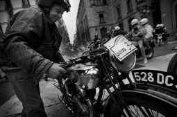 Un centenar de motos antiguas circulan entre Barcelona y Sitges