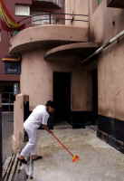 Unos desconocidos lanzan 8 'cócteles mólotov' contra la comisaría de L'Hospitalet