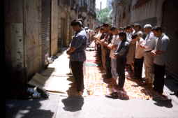 Las mezquitas de Ciutat Vella carecen de capacidad para acoger a los fieles