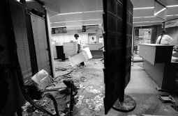 La policía atribuye a grupos antisistema la autoría de la colocación de un artefacto en una sucursal de La Caixa