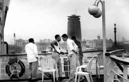 Una naviera abandona en el puerto de Barcelona a los 260 tripulantes de un barco de lujo