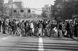 Alumnos de humanidades cortan la Diagonal
