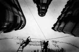 Barcelona 'alfombra' su cielo con miles de bombillas y adornos de Navidad