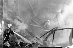 Un incendio espectacular calcina una empresa en Sant Joan Despí