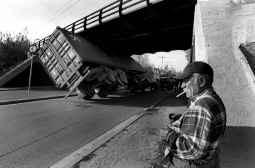 Un camión, empotrado bajo un puente