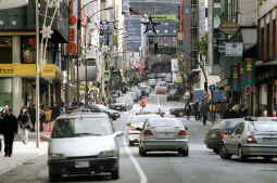 El puente de la Constitución finaliza con grandes retenciones de vehículos y sin nieve