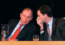 Rodrigo Rato escucha al príncipe Felipe de Borbón ayer en la inauguración de Fitur.