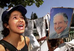 Una partidaria de Pinochet protesta contra su arresto, ayer, ante el cuartel del Ejército en Santiago.