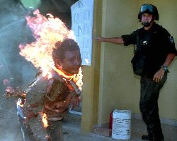 Un hombre cuya familia ocupaba una casa vacía en Neuquen (Argentina) se inmoló el martes para evitar su desalojo por parte de la policía.