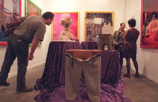 Obras en el pabellón de la feria de la galería italiana LipanjePutin artecontemporánea.