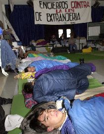 Inmigrantes sin papeles, ayer, en la parroquia de San Ambrosio.