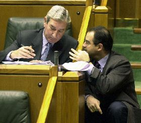El parlamentario José Antonio Rubalkaba (izquierda) y el consejero de Interior, Javier Balza, ayer en la Cámara.