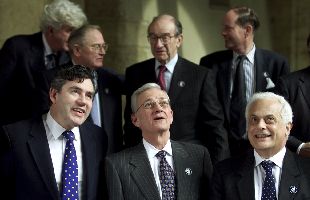 Fila de abajo, de izquierda a derecha: Gordon Brown, del Reino Unido; Paul O'Neill, secretario del Tesoro de EE UU, y Vicenzo Visco, de Italia. Detrás: Willem Duisenberg, del BCE; Edward George, del Banco de Inglaterra; Alan Greenspan, de la Fed, y David Dodge, de Canadá.