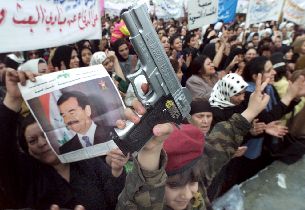 Un niño iraquí, con una pistola de juguete, en la manifestación de ayer en Bagdad.