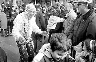 Leo Bassi hace amigos entre los niños barceloneses.