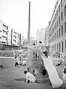 La chimenea de la fábrica del Vapor Vell, al fondo.