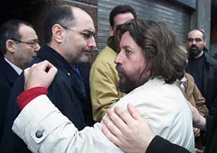 Joseba Markaida (derecha) recibe un abrazo del dirigente socialista vasco Rodolfo Ares.