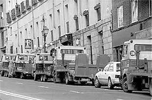 Una fila de grúas en la calle de segovia, en abril de 1998