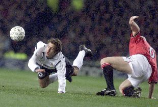 Aimar cae al suelo tras un choque con Stam.