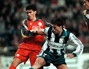 Capone, del Galatasaray, agarra a Diego Tristán.