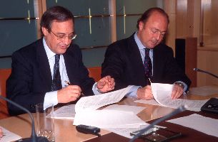 Florentino Pérez y Javier Díez Polanco, consejero delegado de Sogecable, durante la firma del acuerdo