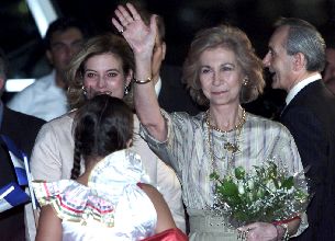 La reina Sofía, a su llegada ayer al aeropuerto de Managua. A la izquierda, la hija del presidente Alemán.