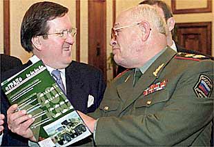 El ministro de Defensa ruso , Serguéi Sergueyev, muestra a Robertson un catálogo de armas.