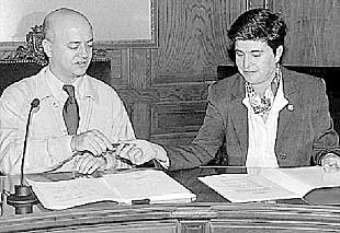 Odón Elorza y María San Gil, al firmar el acuerdo de gobierno municipal, en octubre de 1999.