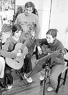 Estudiantes de música en el Conservatorio municipal donostiarra.