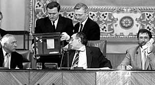 De izquierda a derecha, Matías Conde, Torres Vela y Dell'Olmo, ayer, durante el pleno del Parlamento.