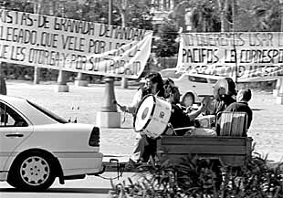 Protesta de taxistas, ayer, en Granada.