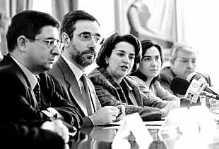 Felipe López y Teresa Jiménez (en el centro), ayer, en la presentación del nuevo servicio rural.