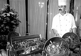 El    chef  Wahid Gade El Ashry mostraba ayer en Sevilla algunas de sus creaciones.