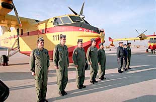 La tripulación del avión que repitió la hazaña del Plus Ultra, ayer, en la base de Torrejón.