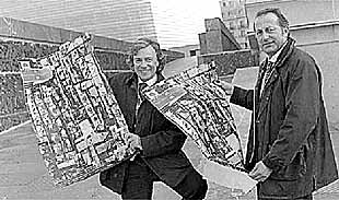 Agustín Elbaile (izquierda) con Miguel Ángel Furones, presidente del jurado del certamen, en el Kursaal.