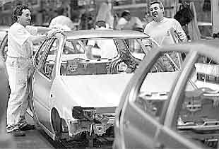 Trabajadores en la cadena de producción de Volkswagen.