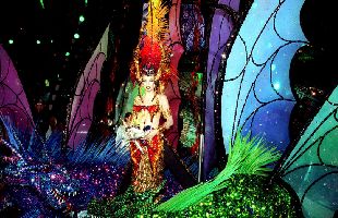 La reina del carnaval de Tenerife 2001, con la fantasía  El Talismán .