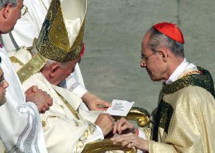 Juan Pablo II coloca el anillo de oro de cardenal a Francisco Álvarez Martínez, arzobispo de Toledo.