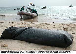 Cadáver recuperado ayer, sobre la playa de Jaboneras junto a agentes de la Guardia Civil.