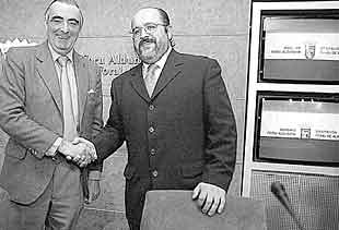 Rabanera y el socialista J.C. Prieto sellan con un apretón de manos el acuerdo presupuestario.