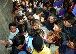 Inmigrantes ecuatorianos se agolpan en colas para solicitar el regreso a Ecuador, el viernes, en Lorca.