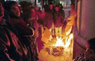 Ecuatorianos guardando cola en Murcia para solicitar el regreso voluntario a su país.